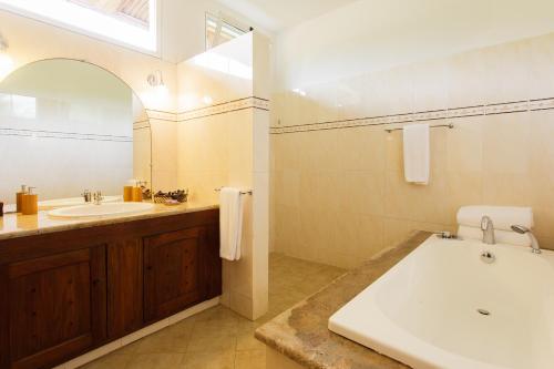 Bathroom sa VOI Amarina Resort