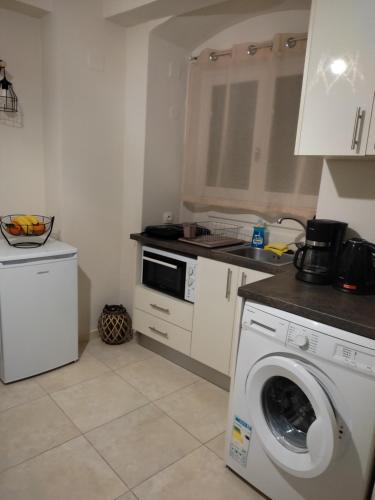 DORA'S APARTMENTS STUDIO 1