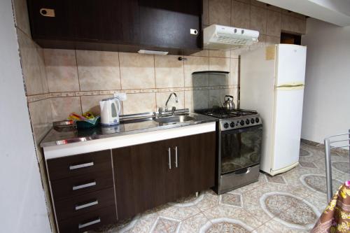 Una cocina o zona de cocina en el Departamento Casimiro-Nuevo Amplio en Zona Centro