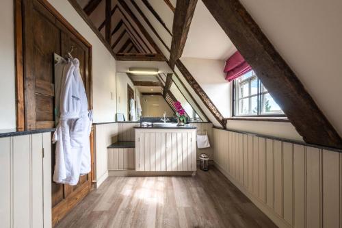 uma cozinha no sótão com um lavatório e um balcão em The Great House Lavenham Hotel & Restaurant em Lavenham