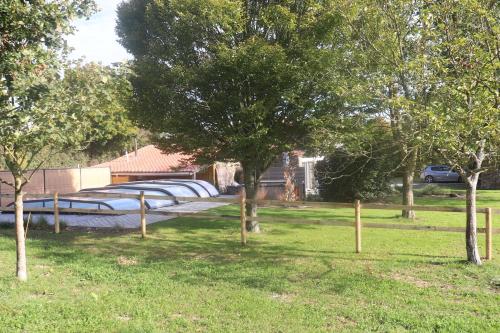 Taman di luar Gîte avec piscine ,près de Chantonnay