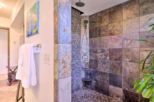 uma casa de banho com uma cabina de duche ao nível do chão e um chuveiro em Studio Apartment with Kitchen VERY close to WCU - non smoking & no pets em Sylva
