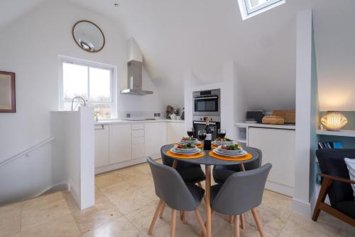 uma cozinha e sala de jantar com mesa e cadeiras em York House em Aldeburgh