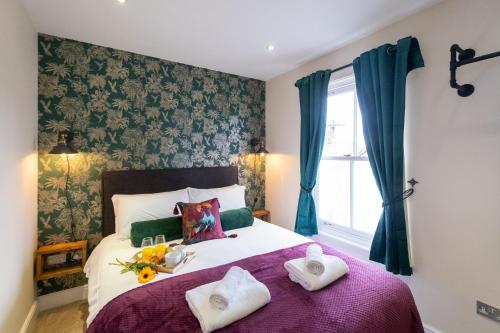 um quarto com uma cama com toalhas em York House em Aldeburgh