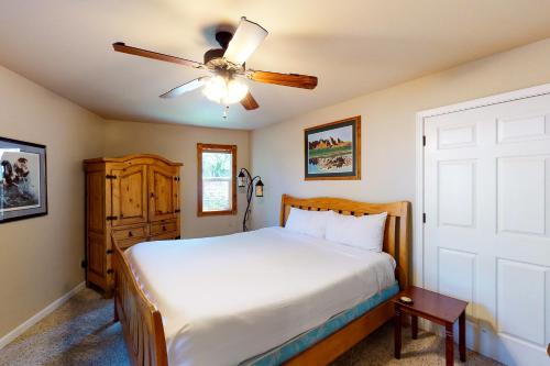 Ένα ή περισσότερα κρεβάτια σε δωμάτιο στο Humphreys Lakefront