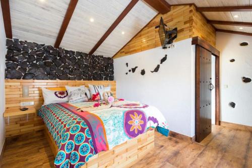 En eller flere senger på et rom på Traditional Canary Cottage in Masca