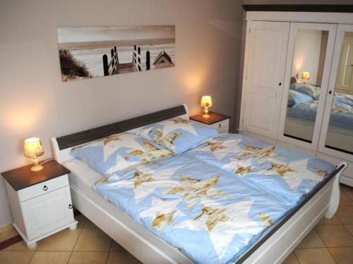 una camera da letto con un grande letto con due comodini di Meeresbrise - a66669 a Ostseebad Karlshagen