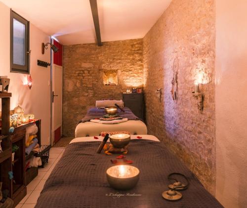 Zimmer mit 2 Betten und einem Tisch mit Kerzen in der Unterkunft L’échappée Vendéenne in Saint-Aubin-la-Plaine
