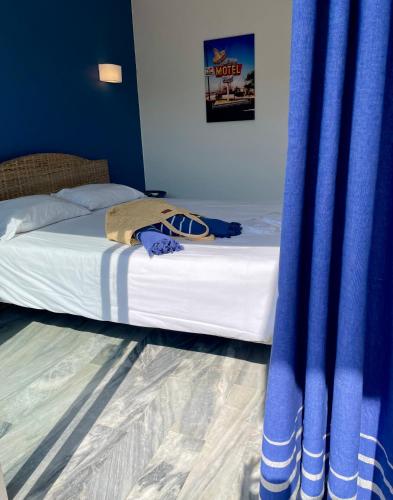 Postel nebo postele na pokoji v ubytování Amerique Hotel Palavas - Piscine - Plage