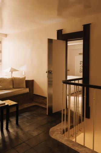 un salon avec un lit et une table dans l'établissement Pied A Terre Tuileries, à Paris