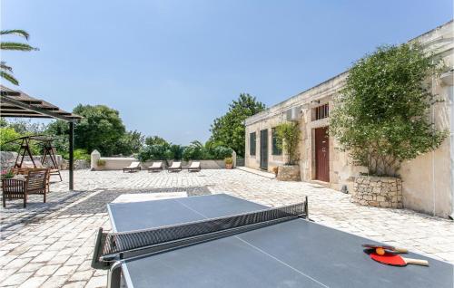 una mesa de ping pong en medio de un patio en Casale Granati, en Rosolini