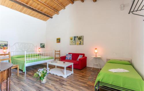 1 Schlafzimmer mit 2 Betten und einem roten Sofa in der Unterkunft Casale Granati in Rosolini