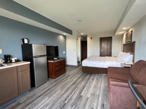 Habitación de hotel con cama y nevera en HomeTowne Studios & Suites by Red Roof Washington, en Washington