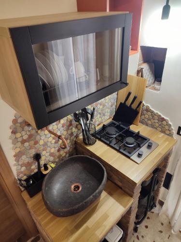 um balcão de cozinha com um lavatório e um fogão em L'OLIVA CONTESA - alloggio turistico - la ROSSA em Gaeta