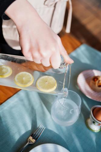 Iemand giet citroensap in een schaal. bij Polisena L'Altro Agriturismo Veg in Pontida
