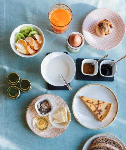 een blauwe tafel met borden met voedsel erop bij Polisena L'Altro Agriturismo Veg in Pontida