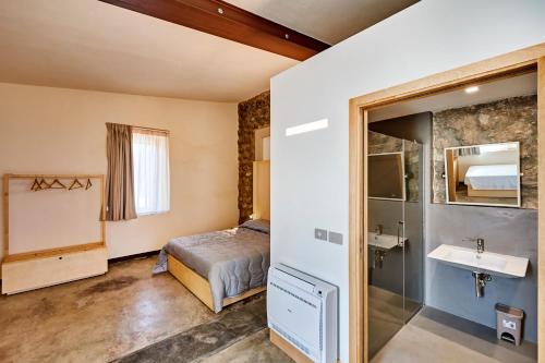 een hotelkamer met een bed en een wastafel bij Rifugio di Mare in Alghero