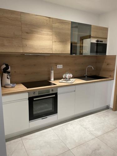 une cuisine avec des armoires blanches et un évier dans l'établissement Villa Jean Baptiste, à Patrimonio