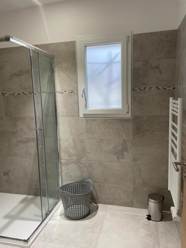 Un baño con ducha y ventana. en Villa Jean Baptiste, en Patrimonio