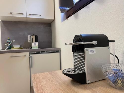 a kitchen with a coffee machine sitting on a counter at Hana Aparthotel in Hamburg