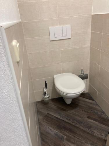 a small bathroom with a toilet in the corner at Gästehaus zur Bienerei in Bad Schmiedeberg