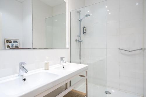 Sunny Apartment with Private Terrace in Gracia, Barcelona