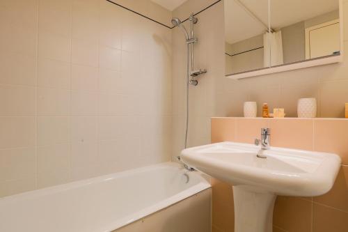 Phòng tắm tại Maison de famille cosy aux Portes en Re - Les Salines