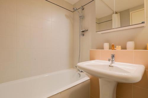 Ένα μπάνιο στο Maison de famille cosy aux Portes en Ré