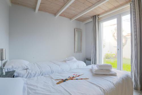 Ένα ή περισσότερα κρεβάτια σε δωμάτιο στο Maison de famille cosy aux Portes en Ré