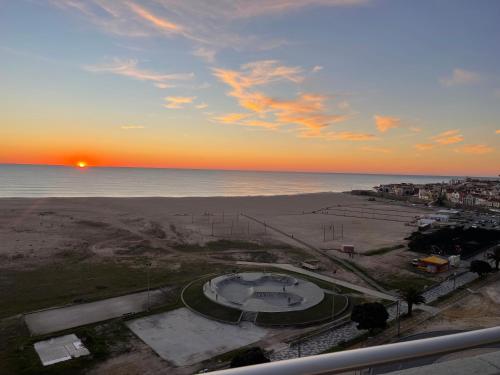 a sunset over the ocean with a volleyball court at MIRASOL 10 in Figueira da Foz