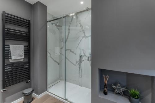 een badkamer met een douche en een glazen deur bij Eco del Silenzio in Lerici