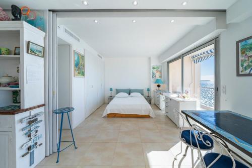 une chambre avec un lit et une grande fenêtre dans l'établissement Wdf sea-view one bedroom heart of Cannes, à Cannes