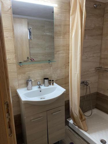 a bathroom with a sink and a mirror at Villa Makri in Mákri