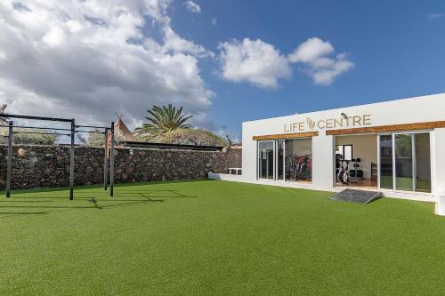 un edificio con un patio con un aro de baloncesto en Casas Heddy, Well-being Resort, en Puerto del Carmen