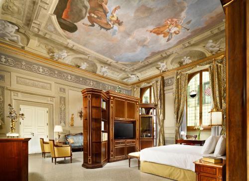 フィレンツェにあるPalazzo Portinari Salviati Residenza D'Epocaのベッドルーム1室(ベッド1台付)が備わります。天井に絵画が飾られています。