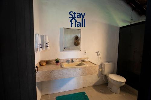 een badkamer met een wastafel en een toilet bij Refúgio Rústico-C/ Piscina-No Alto da Colina-SH015 in Igarassu