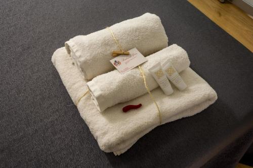 een witte handdoek op de vloer met twee tandenborstels bij Residenza Sforza Apartment 2 in Napels