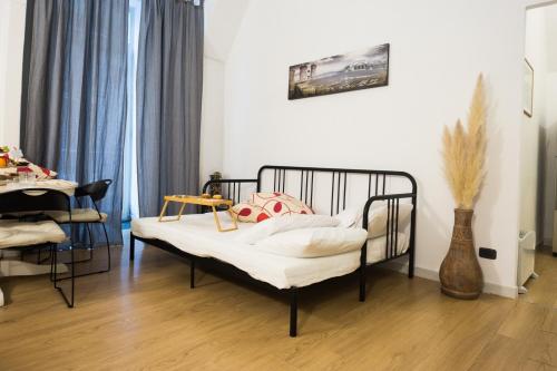 een slaapkamer met een bed en een tafel in een kamer bij Residenza Sforza Apartment 2 in Napels