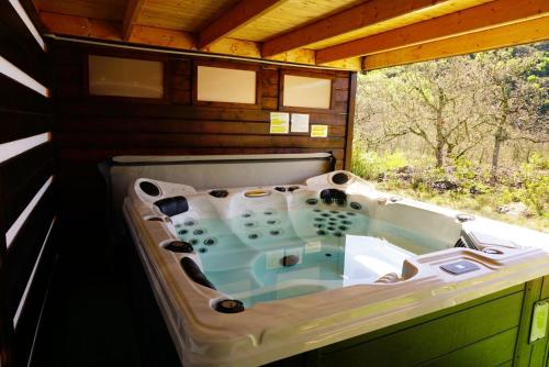 Gallery image of Maison de 2 chambres avec piscine partagee sauna et jardin amenage a Simiane la Rotonde in Simiane-la-Rotonde