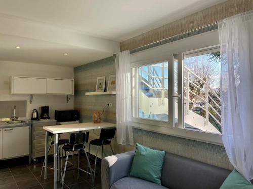 濱湖勒布爾歇的住宿－CAMP DE BASE SUR LE LAC DU BOURGET，带沙发、桌子和窗户的客厅