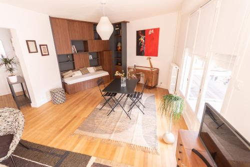 un salon avec une table et un canapé dans l'établissement L'Escale - Hypercentre - BED I HOME, à Angers