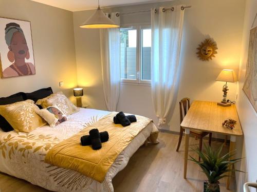 Schlafzimmer mit einem Bett, einem Tisch und einem Fenster in der Unterkunft Latitude Savoie in Drumettaz-Clarafond