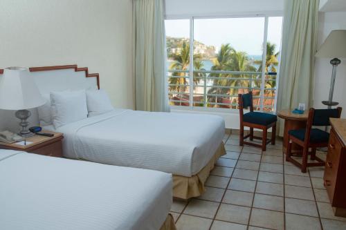 伊斯塔帕Emporio Ixtapa - with Optional All Inclusive的有两张床和一个阳台的酒店房间