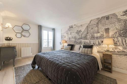une chambre avec un grand lit et une fresque murale dans l'établissement Leocadia, à Paris