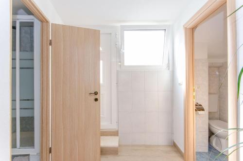 uma casa de banho com um WC e uma janela em Apartment Ane em Split