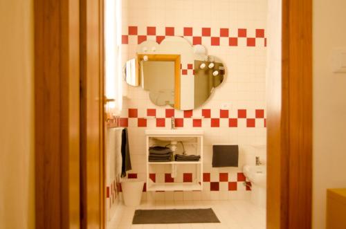 baño con espejo y lavabo en Monolocale in villa, a 300 metri dal centro - Beau Rivage room apartment, en Santarcangelo di Romagna