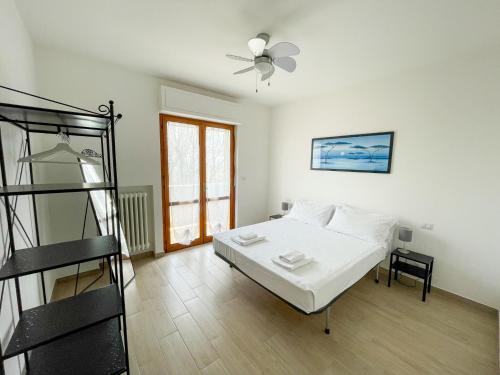 - une chambre avec un lit blanc et une échelle dans l'établissement Homiday - Residenza Pioppeto, à Scerne