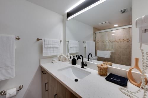 Ένα μπάνιο στο NEWLY Reno Beach Condo The beach is your backyard