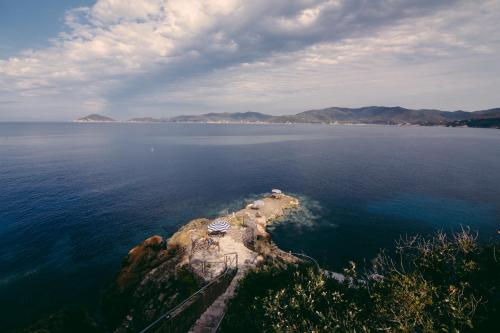 une île au milieu d'une grande masse d'eau dans l'établissement Residence Intur, à Marciana Marina