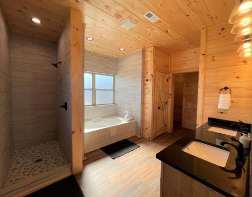 een grote badkamer met een bad en een wastafel bij Brynwood Station in Waldens Creek